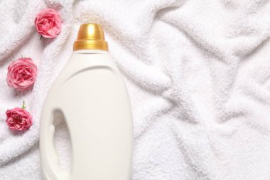 Bir şişe yumuşatıcı ve Terry Havlu 'nda çiçekler, düz yatak. Metin için boşluk