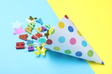 Güzel parti şapkası, üst ve konfeti renkli arka planda