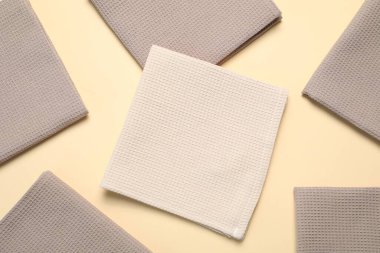 Bej arka planda temiz waffle havluları, düz yatış