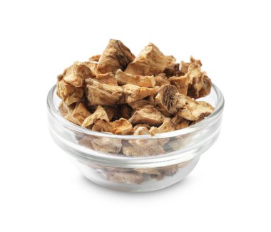 Beyaz kabın içindeki kuru hindiba kökleri.