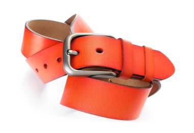 Bir turuncu deri kemer beyaza izole edilmiş.