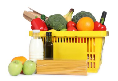 Beyaza izole edilmiş farklı gıda ürünleri içeren alışveriş sepeti.