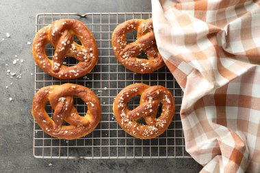 Gri masadaki tuzlu krakerler, üst manzara.