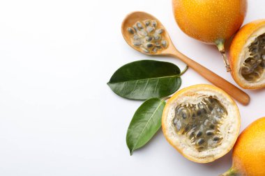 Olgun tutku meyveleri, tohumlar ve yapraklar beyaz arka planda, düz yerde. Metin için boşluk