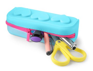 Beyaz üzerine izole edilmiş kalem kutusundaki farklı kırtasiye