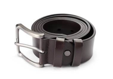 Bir kahverengi deri kemer beyaza izole edilmiş.