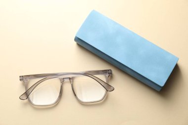 Bej arka planda şık gözlüklü çanta, düz yatış