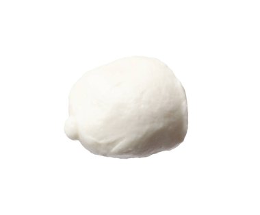 Bir mozzarella peyniri topu beyaza izole edilmiş.
