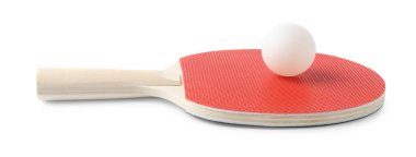 Ping pong raketi ve topu beyaza izole edilmiş.
