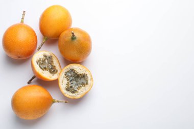 Beyaz arka planda olgun çarkıfelek meyveleri, düz yatış. Metin için boşluk