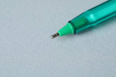 Gri arka planda bir tükenmez kalem, makro görüş. Metin için boşluk