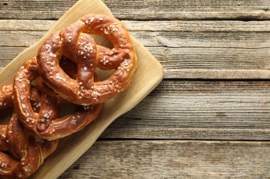 Ahşap masada tuzlu krakerler, üst manzara. Metin için boşluk