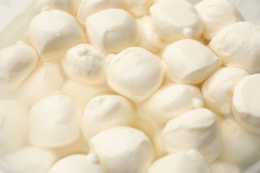 Arka plan olarak lezzetli mozzarella peynir topları, yakın plan