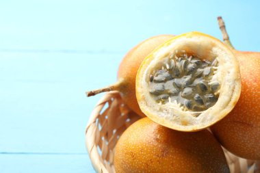 Açık mavi masada olgun tutku meyveleri, yakın plan. Metin için boşluk