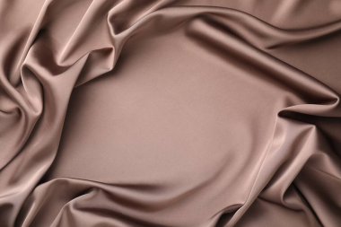 Arkaplan olarak buruşuk açık kahverengi ipek kumaş, üst görünüm