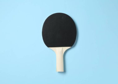 Açık mavi arkaplanda pinpon raketi, üst görünüm