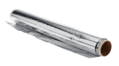 Alüminyum folyo üzerinde beyaz izole rulo