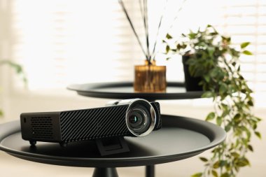 Modern video projektörü siyah masa içinde.