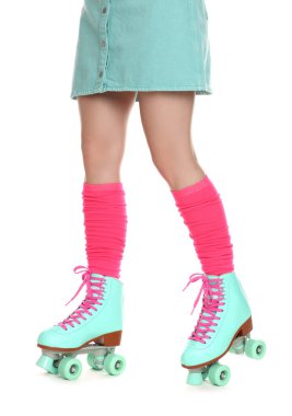 Beyaz arka planda patenli kadın, yakın plan.