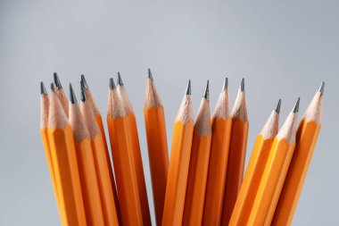 Gri arkaplanda keskin grafit kalemler, yakın plan