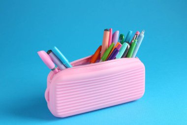 Açık mavi arkaplan üzerindeki kalemler ve kalemler