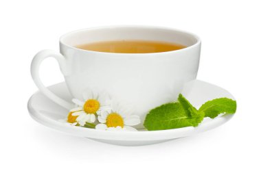 Fincanda nefis papatya çayı, taze çiçekler ve beyaz üzerine izole edilmiş nane şekeri.