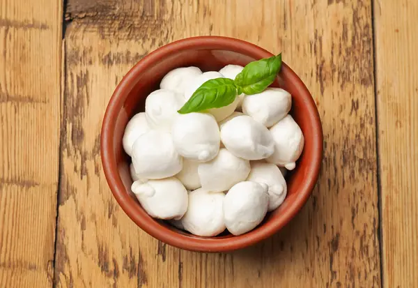 Mozzarella peyniri topları ve fesleğen ahşap masa, üst manzara