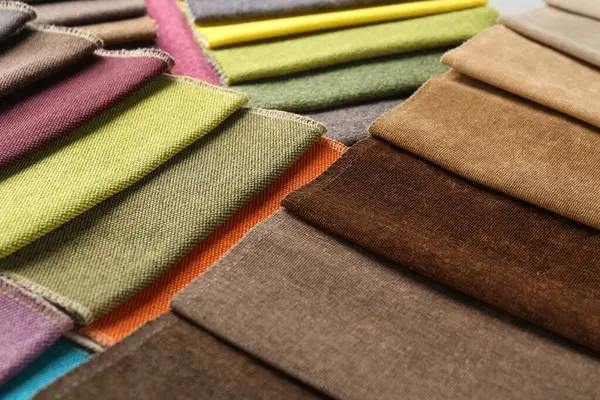 Arka plan olarak farklı kumaşlardan örnekler, yakın plan