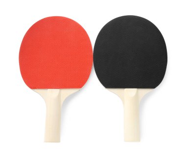 Masa tenisi raketleri beyaz, üst görünümde izole
