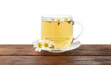 Cam fincanda nefis papatya çayı ve beyaz arka planda tahta masada taze çiçekler.