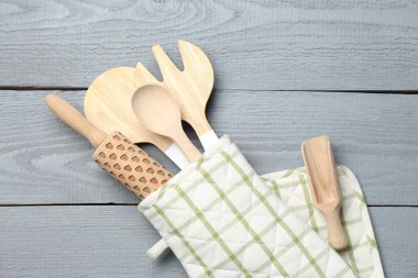 Farklı mutfak gereçleri fırın eldiveni açık gri ahşap masa, üst manzara