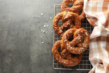 Gri masadaki tuzlu krakerler, üst manzara. Metin için boşluk