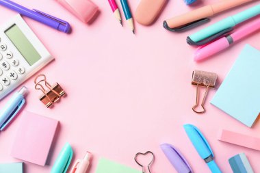 Kalemler ve pembe arka plandaki diğer kırtasiyeler, düz. Metin için boşluk