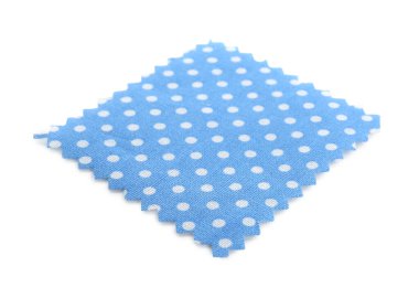 Benekli açık mavi kumaş örneği beyaz üzerine izole edilmiş.