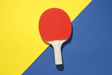 Renkli arka planda bir ping pong raketi, üst görünüm