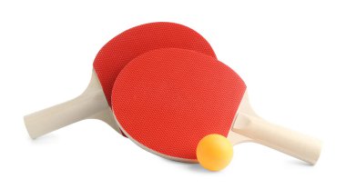Ping pong raketleri ve topu beyaza izole edilmiş.