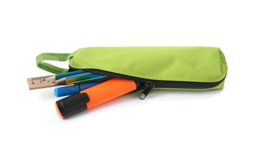 Beyaz üzerine izole edilmiş kalem kutusundaki farklı kırtasiye