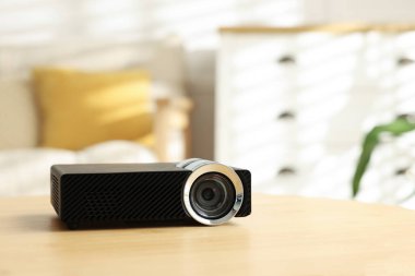 Modern video projektörü ahşap masa içinde. Metin için boşluk