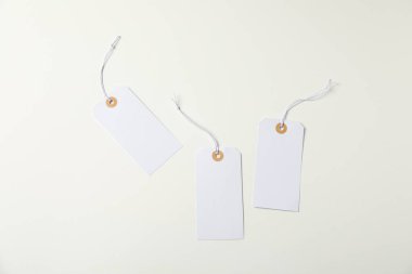 Beyaz arkaplanda dizgileri olan boş etiketler, düz yatıyordu
