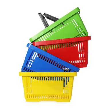 Beyaza izole edilmiş renkli alışveriş sepetleri yığını