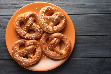 Koyu ahşap masada tuzlu krakerler, üst manzara. Metin için boşluk