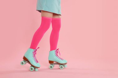 Pembe arka planda patenli bir kadın, yakın plan. Metin için boşluk