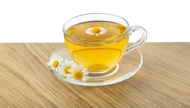 Cam fincanda nefis papatya çayı ve beyaz arka planda tahta masada taze çiçekler.