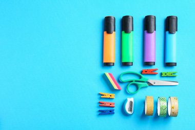 Açık mavi arkaplanda farklı bir kırtasiye malzemesi. Metin için boşluk