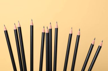 Bej arka planda birçok keskin grafit kalem, yakın plan