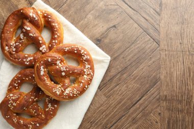 Tahta masadaki tuzlu krakerler, düz yatış. Metin için boşluk