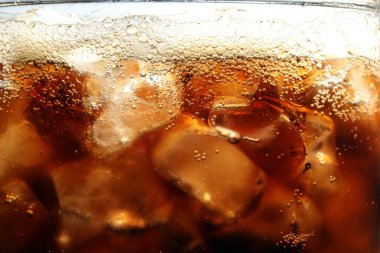 Arkaplan olarak buz ile kola tazeleniyor, makro görünüm