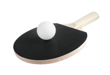 Ping pong raketi ve topu beyaza izole edilmiş.