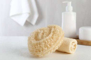 Beyaz masada farklı lif süngeri, yakın plan.