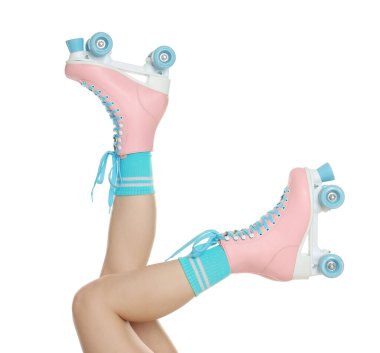 Beyaz arka planda patenli kadın, yakın plan.